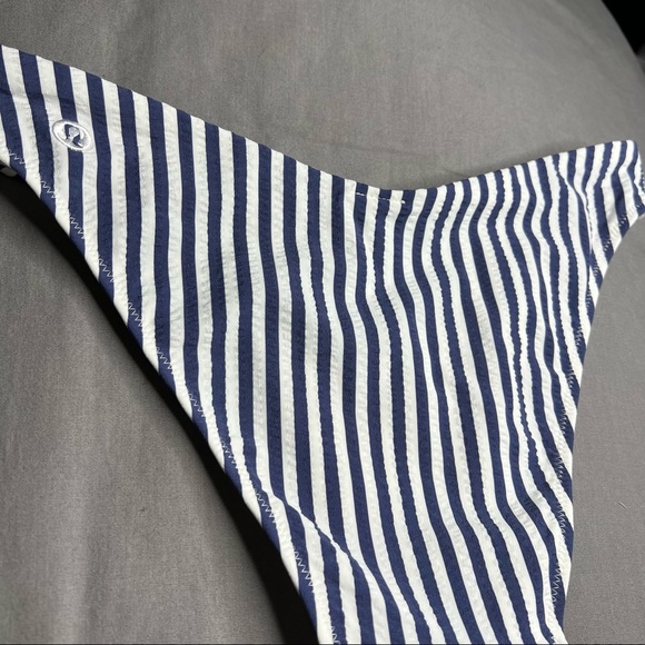 Lululemon Seersucker Skimpy Mid Rise Bottom NWT Size XL (Stripped White Blue) - Picture 6 of 11